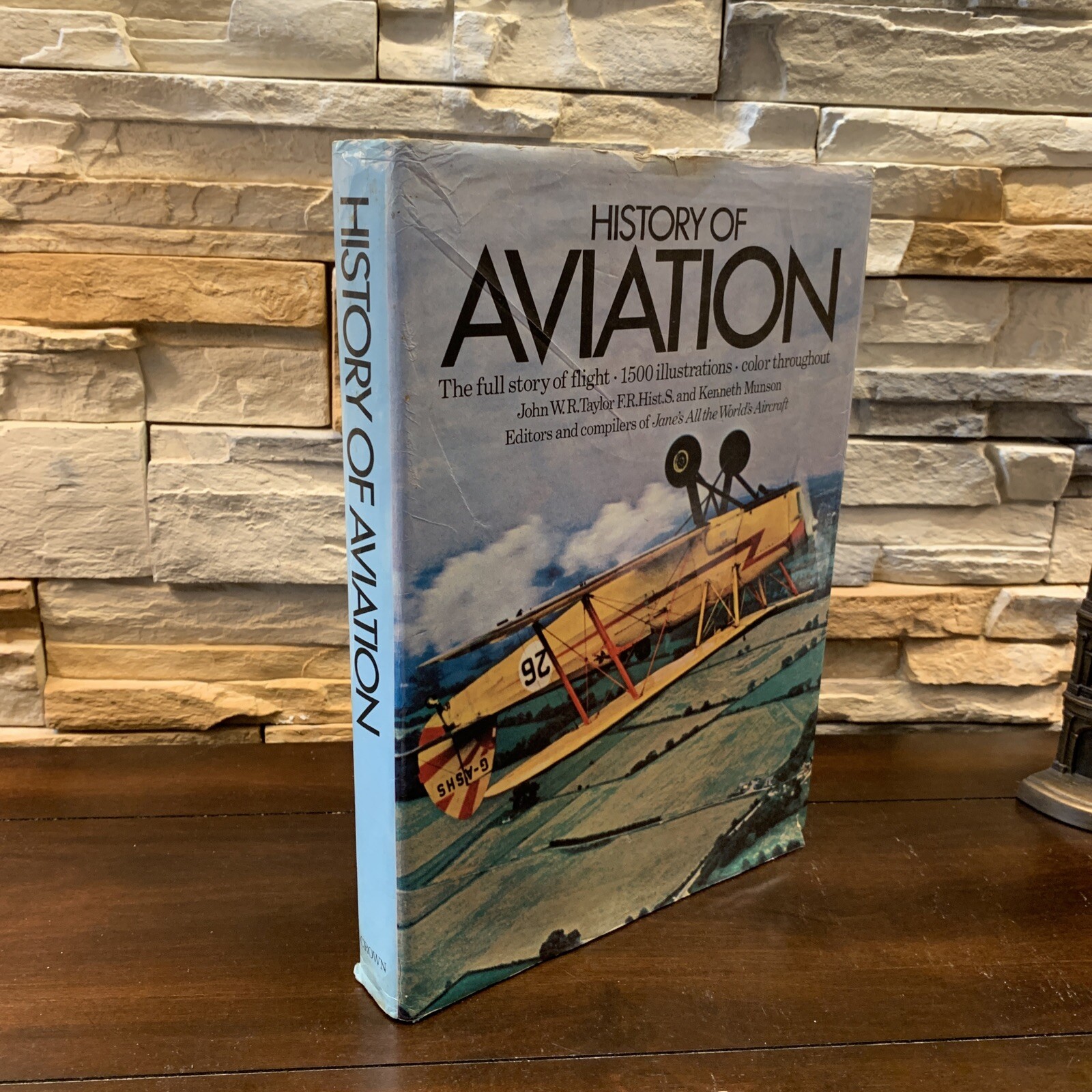 History of Aviation John W R Taylor & Kenneth Munson (HC, 1977, Crown)
