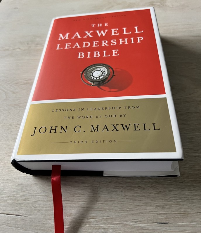 Thomas Nelson NKJV The Maxwell Leadership Bible 3rd Ed., clean pages, no marking