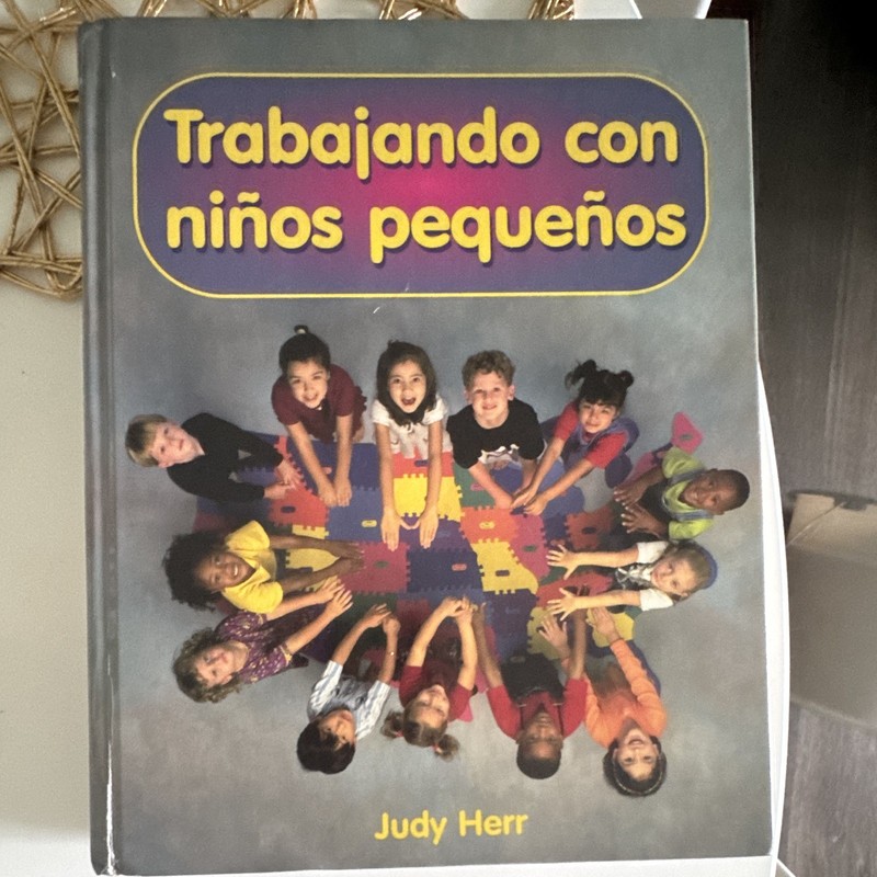 Trabajando con niños pequeños Judy Herr Spanish Paperback Textbook Child Dev