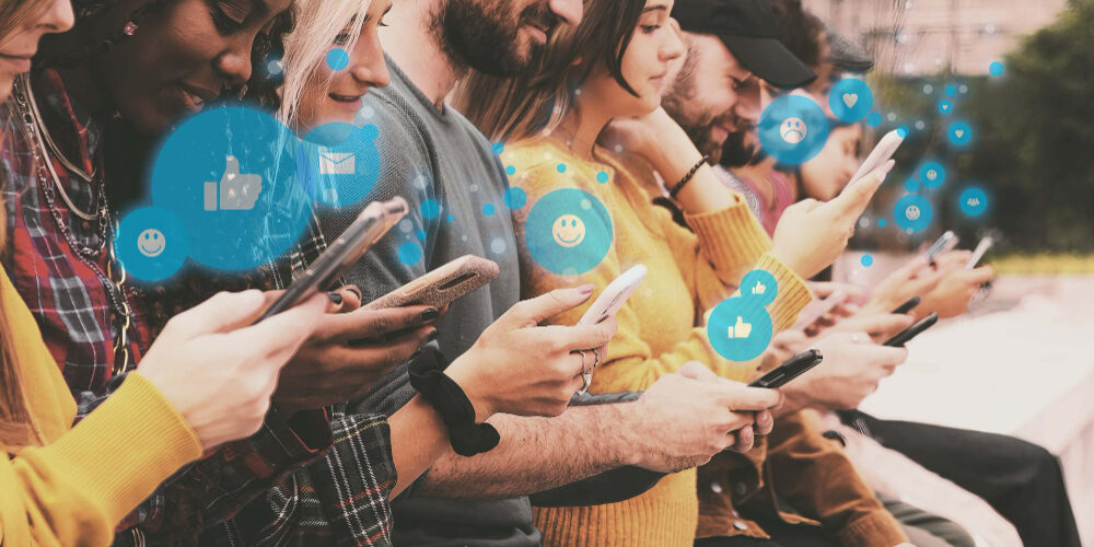 grupo-jovenes-que-usan-red-social-generacion-telefonos-inteligentes-z-persona-que-mira-telefono-inteligente