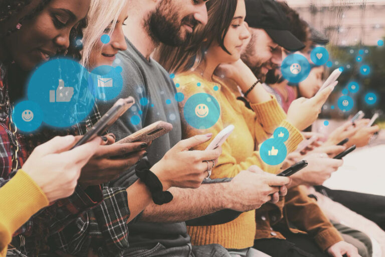 grupo-jovenes-que-usan-red-social-generacion-telefonos-inteligentes-z-persona-que-mira-telefono-inteligente